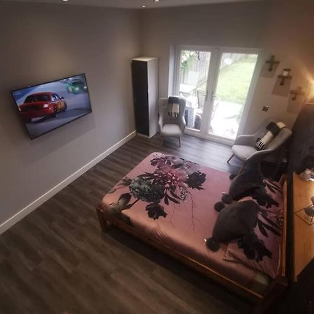 Beautiful Masons Hideaway Studio Apartment Bridgend  Exterior foto